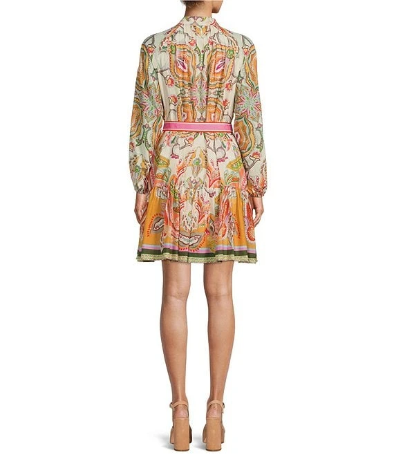 Antonio Melani Brynn Pink Scarf Border Print Mock Neck Long Sleeve Self-Tie Belted Tiered Hem Button Front Dress 2 Antonio Melani Brynn Pink Scarf Border Print Mock Neck Long Sleeve Self-Tie Belted Tiered Hem Button Front Dress - Afbeelding 2