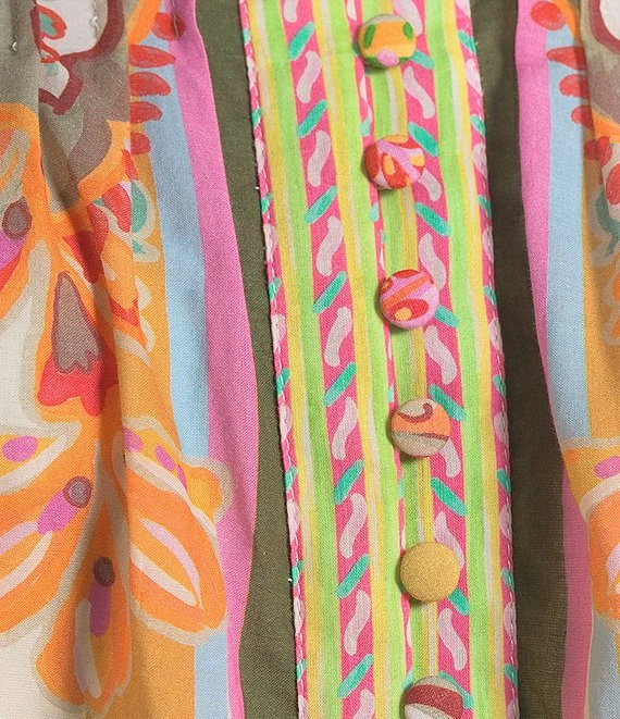 Antonio Melani Brynn Pink Scarf Border Print Mock Neck Long Sleeve Self-Tie Belted Tiered Hem Button Front Dress 3 Antonio Melani Brynn Pink Scarf Border Print Mock Neck Long Sleeve Self-Tie Belted Tiered Hem Button Front Dress - Afbeelding 3