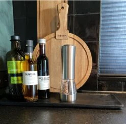 KROMS Peper En Zoutmolen Set - Peper En Zoutmolen Set Elektrisch -2 In 1 - Instelbare Maalgraad - Pepermolen - Zoutmolen - Peper En Zoutmolen Elektrisch -Serax Shop 1200x1176