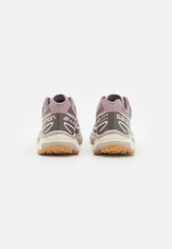 Salomon Xt-6 Unisex - Sneakers Laag - Quail/Plum Kitten/Vanilla Ice -Serax Shop 31cfa453540044b199d3052754f2c914