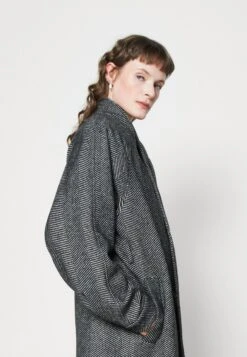 Gestuz Farren Coat - Mantel - Black/White -Serax Shop 38d1ca97c4c044d1801280b582a49b06