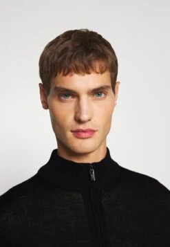 Emporio Armani Cardigan - Vest - Nero 13 Emporio Armani Cardigan - Vest - Nero -Serax Shop 39b112738dfd46ca80ea804faf62f3ef