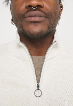 Pier One Vest - Off White 19 Pier One Vest - Off White -Serax Shop 4ec364bc28aa4ee59f70e4c7a176fe21