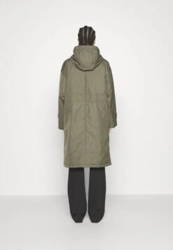 Marc O'Polo Coat Long Padded Fixed Hood Zipper Drawstring Waist - Parka - Olive Crop -Serax Shop 6891794f3bf4452a9d6a61ad7079317f