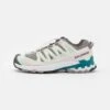 Salomon Xa Pro 3D V9 - Trail Hardloopschoenen - Gull/White/Bleached Aqua -Serax Shop 6bc25134299543bab0ecf0802b81f57f
