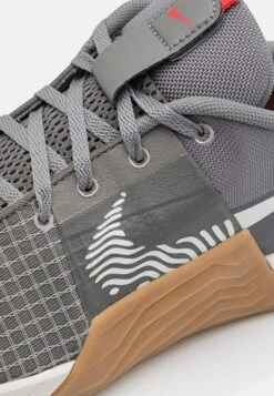 Nike Performance Metcon 8 Unisex - Trainingsschoen - Flat Pewter/Phantom/Med Brown/Light Crimson/Adobe/Cobblestone -Serax Shop 8653a01698a24a95a9623ef62e1b4c07