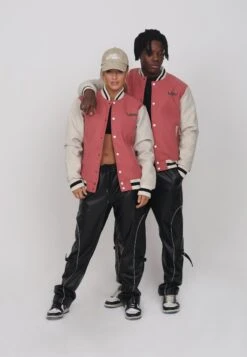 Lamar Varsity Jacket Unisex - Imitatieleren Jas - Coral 13 Lamar Varsity Jacket Unisex - Imitatieleren Jas - Coral -Serax Shop da79dc0c8f6446288071845f3a0ab1e8