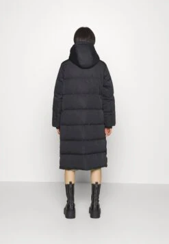 Yaspuffa Long Coat - Donsjas - Black -Serax Shop e8fc9d96dd194d858d15953361539e83