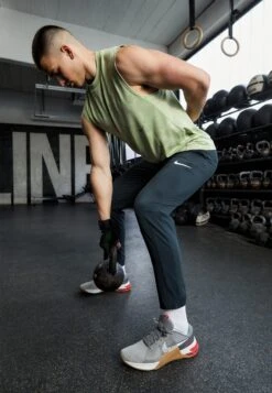 Nike Performance Metcon 8 Unisex - Trainingsschoen - Flat Pewter/Phantom/Med Brown/Light Crimson/Adobe/Cobblestone -Serax Shop f6c86bbfea6c40d1986a63b73e7442ba