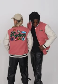 Lamar Varsity Jacket Unisex - Imitatieleren Jas - Coral 15 Lamar Varsity Jacket Unisex - Imitatieleren Jas - Coral -Serax Shop f9223cf371024af5a65b6533f93273a1