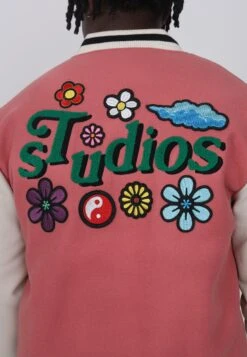 Lamar Varsity Jacket Unisex - Imitatieleren Jas - Coral 19 Lamar Varsity Jacket Unisex - Imitatieleren Jas - Coral -Serax Shop f986d7d94a644611ab0775d98e9acc81